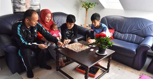 Familie mit Migrationshintergrund in der Flüchtlingsunterkunft in der Hardtstraße (Foto: Dorn)
