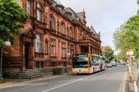 Ein Bus fährt an der Stadt-Halle auf der Bundes-Straße B37 vorbei (Foto: Stadt Heidelberg)