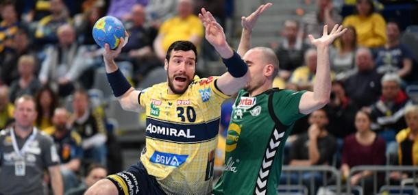 Zwei Männer kämpfen um einen Handball (Foto: Anspach)