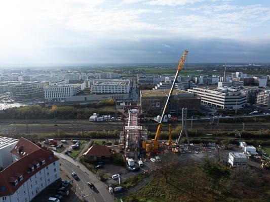 Luftaufnahme der Baustelle: Die Brücke bildet die Verlängerung der Da-Vinci-Straße. (Foto: Buck) Luftaufnahme der Baustelle: Die Brücke bildet die Verlängerung der Da-Vinci-Straße.