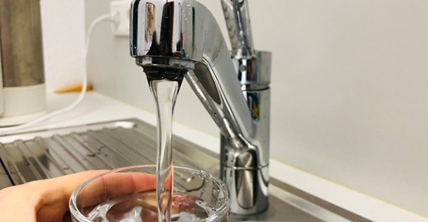 Aus einem Wasserhahn fließt Wasser in ein Glas (Foto: Stadt Heidelberg)