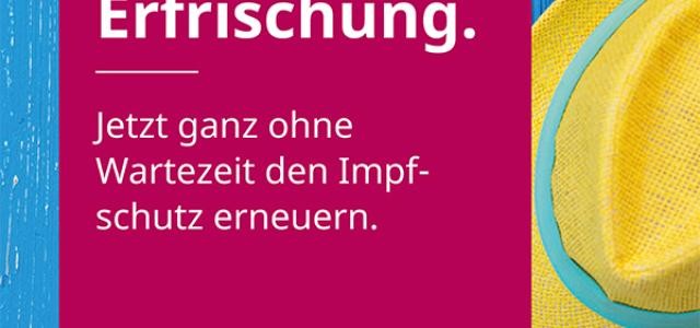 Text: Aufgefrischt in die Erfrischung. Jetzt ganz ohne Wartezeit den Impfschutz erneuern. Dahinter ein Foto von Fliflops, Sonnenhut und Taucherbrille.