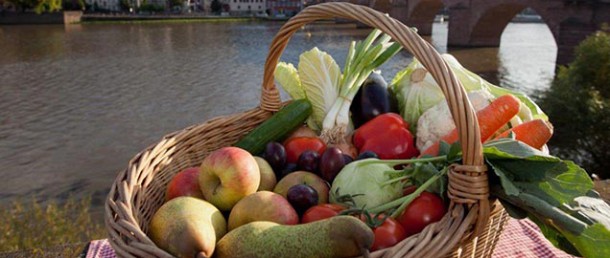 Obstkorb vor dem Neckar (Foto: Stadt Heidelberg)