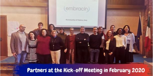 Die fünfzehn Partner stehen bei der Kick-Off Veranstaltung des Projektes Embracin im Februar 2020 zusammen auf der Bühne.