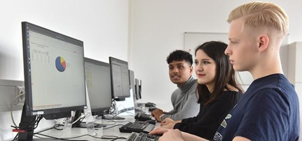 Computerkurs in der Schule (Foto: Dorn) Drei Schüler am Computer