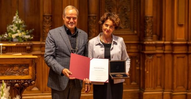Oberbürgermeister Dr. Eckart Würzner (l.) mit Edith Heard bei der Verleihung der Richard-Benz-Medaille 