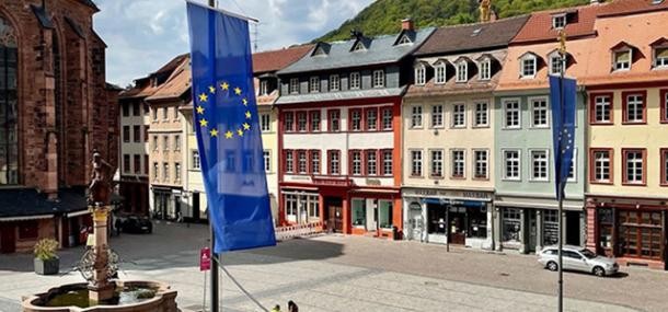 Europabeflaggung auf dem Marktplatz in Heidelberg