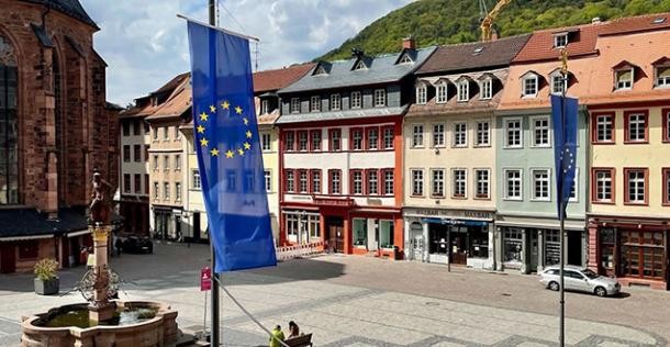 Europaflaggen sind vor dem Rathaus am Marktplatz zur Europawoche gehisst.