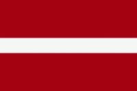 Flagge Lettland: roter, weißer und roter Balken horizontal, wobei der linke Balken viel schmaler, ist als die roten Balken.