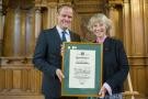 Oberbürgermeister Dr. Eckart Würzner ehrte Beate Weber-Schuerholz, Oberbürgermeisterin a. D., mit dem Ehrenbürgerrecht der Stadt Heidelberg (Foto: Rothe)