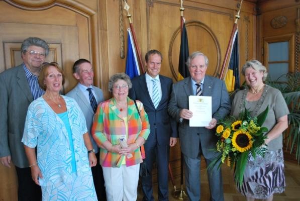 Oberbürgermeister Dr. Eckart Würzner überreichte Hans-Georg Werner (2.v.l.) die Landesehrennadel am 25. Juli 2012 (Foto:Stadt HD)