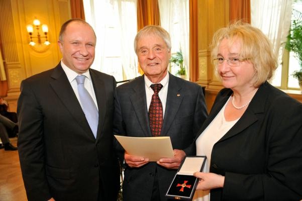 Theresia Bauer, Ministerin für Wissenschaft, Forschung und Kunst, Heinz Reutlinger und Erster Bürgermeister Bernd Stadel bei der Übergabe des Bundesverdienstkreuzes an Heinz Reutliinger (v.r.n.l) (Foto: Kresin)