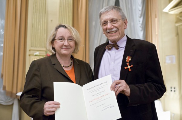Albertus L. Bujard bei der Auszeichnung mit dem Bundesverdienstkreuz durch Theresia Bauer, Ministerin für Wissenschaft, Forschung und Kunst. (Foto: Rothe)