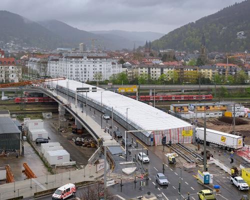 Sanierung der Brückenoberfläche in Arbeit (Foto: Rothe) Luftaufnahme der Brücke, auf der Bauarbeiten stattfinden