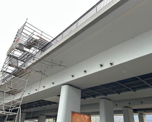 Betoninstandsetzung mit neuen Spanngliedern (Foto: Stadt Heidelberg) Brückenansicht von unten, man sieht die sanierte Brückenunterfläche
