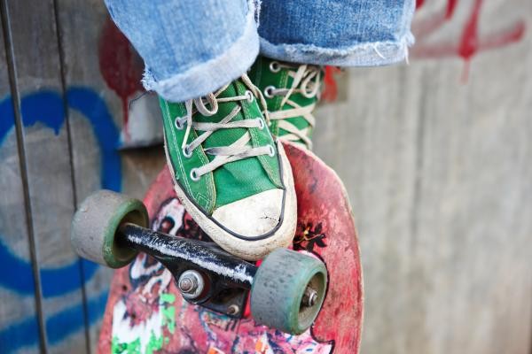 Skater mit grünen Chucks