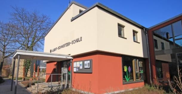 Das Gebäude der Albert-Schweitzer-Schule von außen