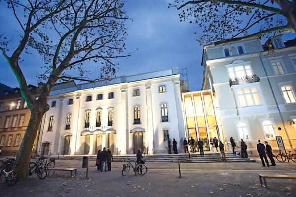 Heidelberger Theatergebäude angestrahlt bei Nacht