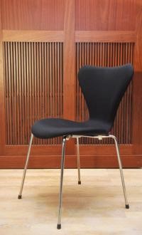 Ein Klassiker der Design-Geschichte in elegantem Schwarz: Der Stuhl von Arne Jacobsen wird künftig im Alten Saal des Heidelberger Theaters stehen. (Foto: Dorn)