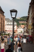 Einfache Aufsatzleuchte in eckiger laternenartiger Form in der Hauptstraße (Foto: Buck)