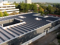 Wo es möglich ist, lässt die Stadt auf kommunalen Gebäuden, wie hier auf der Werkhalle der Carl-Bosch-Schule, Fotovoltaikanlagen errichten. (Foto. Stadt Heidelberg)