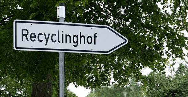 Hinweisschild zum Recyclinghof.