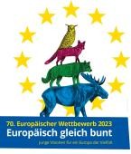 Auf dem Logo des Europäischen Wettbewerbs 2023 sind vier bunte Tier zu sehen. Unten steht ein blauer Elch, auf seinem Rücken steht ein grüner Wolf, auf dessen Schultern steht ein ein pinkfarbener Fuchs und ganz oben steht eine gelbe Eule.