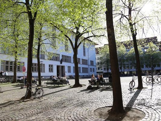 Blick auf die neue Universität in der Heidelberger Altstadt