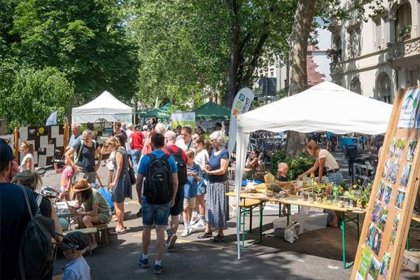 Flohmarktstände bei der Neckarwiese 