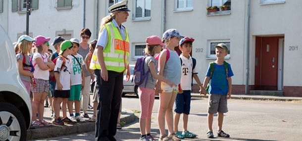 Kinder überqueren eine Straße beim Mobilitätstag 