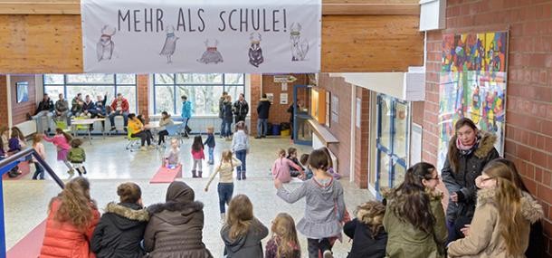 Schülerinnen und Schüler in der Aula der Waldparkschule