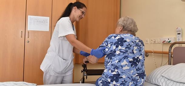 Pflege (Foto: Dorn) Krankenschwester hilft Seniorin beim Aufstehen