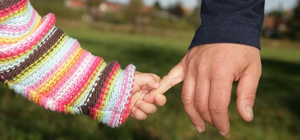 Unterstützung (Foto: Shutterstock) Kinderhand hält kleinen Finger einer Erwachsenenhand