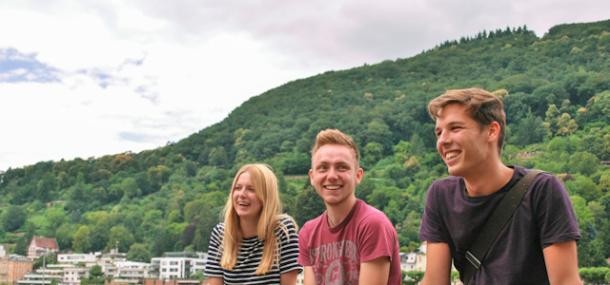 Studenten sitzen auf der Alten Brücke in der Altstadt.