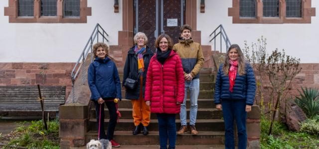 Gruppenbild von fünf Personen auf dem Gelände der Evangelischen Melanchthongemeinde Heidelberg.