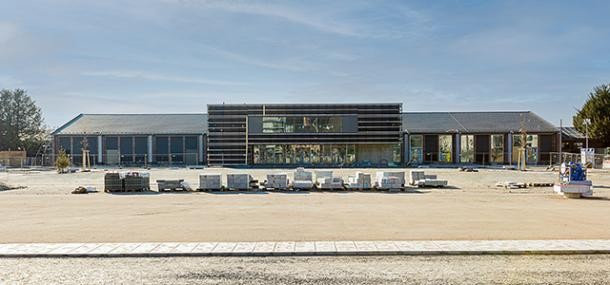 Zu sehen ist das lange Gebäude des neuen Karlstorbahnhof.