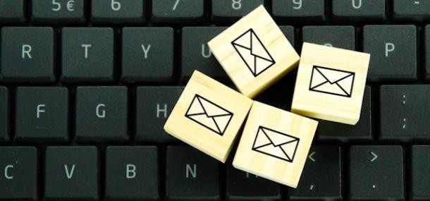 Holzwürfel mit E-Mail-Symbol auf Tastatur