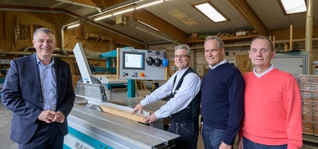 Präsentierten gemeinsam bei Holzbau Lang im Gewerbegebiet Wieblingen die ersten erfolgreichen Projekte des Heidelberger Bündnisses für Ausbildung und Arbeit (von rechts): Wolfgang Schütte, Geschäftsführer Bündniss für Ausbildung und Arbeit, Oberbürgermeister Eckart Würzner, Tobias Lang, Geschäftsführer Holzbau Lang, und Klaus Pawlowski, Geschäftsführer der Agentur für Arbeit Heidelberg.