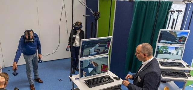 Oberbürgermeister Eckart Würzner probiert schon einmal eine medizinische Untersuchung mittels virtueller Realität aus.