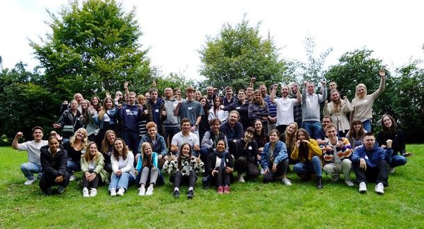 Städtische Azubis 2023 (Foto: Stadt Heidelberg) winkende junge Menschen auf grüner Wiese