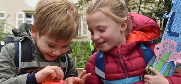 Ein Junge und ein Mädchen mit ihren Schultüten bei der Einschulung.