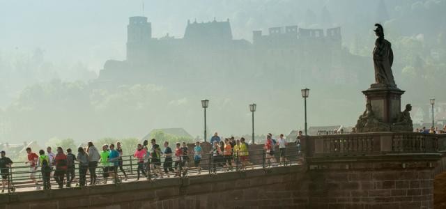 Marathon auf einer Brücke