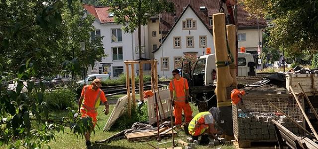 Arbeiten an der Gedenkstele in Ziegelhausen. 