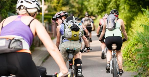 Fahrradfahrende von hinten