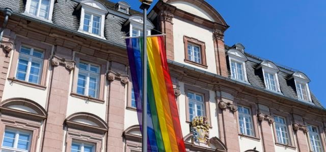 Eine Regenbogenflagge weht vor dem Rathaus