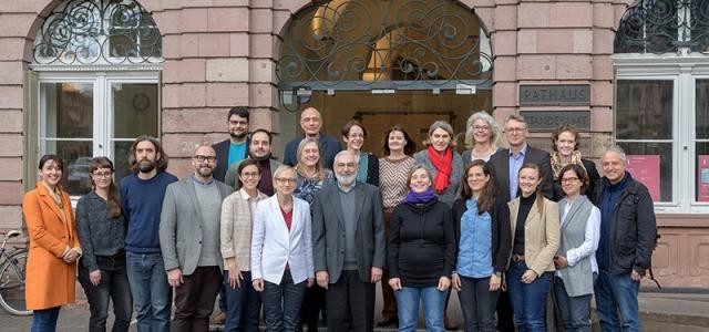 Expertinnen und Experten des Arbeitskreis „Präventiv gegen Diskriminierung, Extremismus und Hassgewalt“ vor dem Rathaus. (Foto: Rothe)
