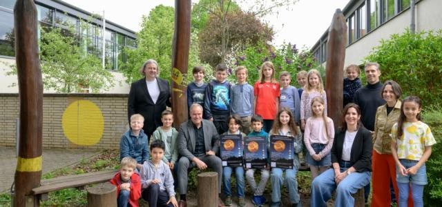 Gruppenbild einer Schulklasse mit Oberbürgermeister am Start des Planetenlehrpfads.