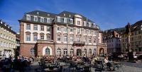 Rathaus mit Marktplatz (Foto: Knut Gattner)