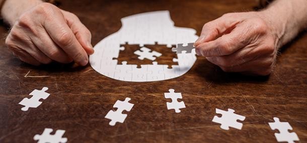 Demenz (Foto: LightFieldStudios / elements.envato.com) Hände, die ein Puzzle in Form eines Kopfes puzzeln