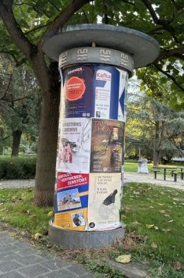 Städtische Kultursäule (Foto: Stadt Heidelberg). Litfaßsäule, plakatiert mit Plakaten zu kulturellen Veranstaltungen.